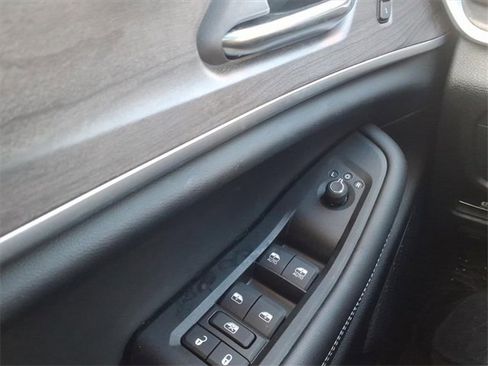 Used 2025 Jeep Grand Cherokee Limited image 22