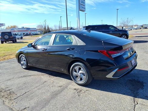 Used 2025 Hyundai Elantra SE image 5