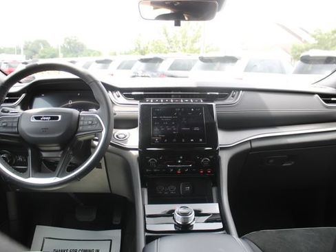 Used 2025 Jeep Grand Cherokee Altitude AWD/4WD image 16