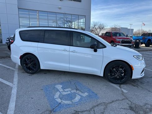 New 2026 Chrysler Pacifica Select image 39