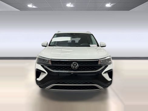 Used 2023 Volkswagen Taos SE w/ Panoramic Sunroof Package FWD image 5