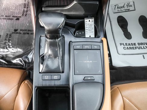 Used 2020 Lexus ES 300h w/ Luxury Package image 25