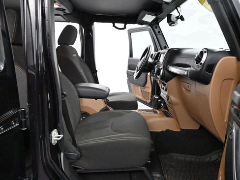 Used 2017 Jeep Wrangler Unlimited Sahara w/ Connectivity Group AWD/4WD image 27