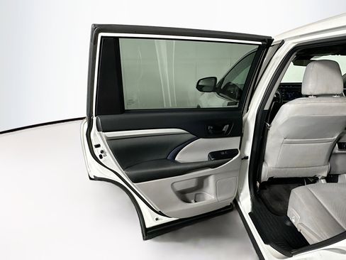 Used 2018 Toyota Highlander LE image 24