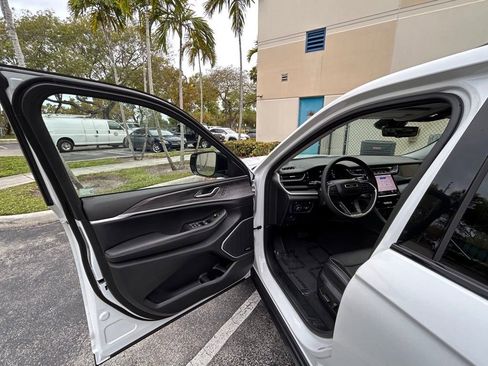 New 2023 Jeep Grand Cherokee 4WD 4xe w/ Luxury Tech Group II image 29