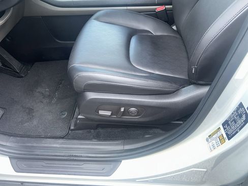 Used 2025 Kia Carnival EX image 3