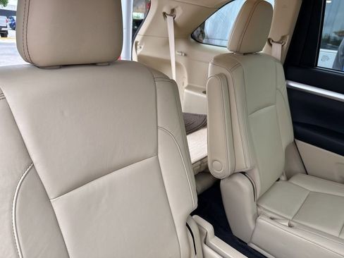 Used 2017 Toyota Highlander XLE w/ Carpet Mat Package AWD/4WD image 20