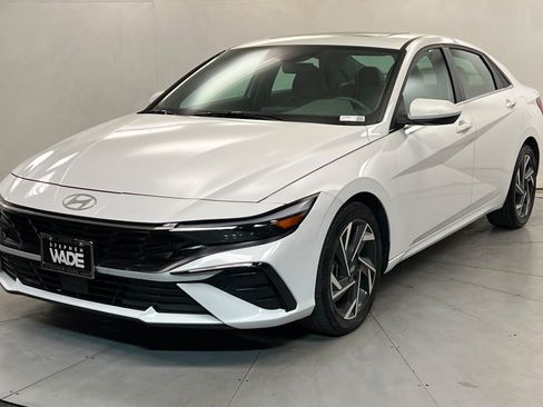 Used 2025 Hyundai Elantra SEL FWD image 1