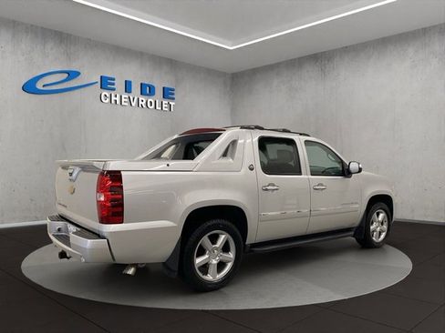 Used 2013 Chevrolet Avalanche LTZ image 4