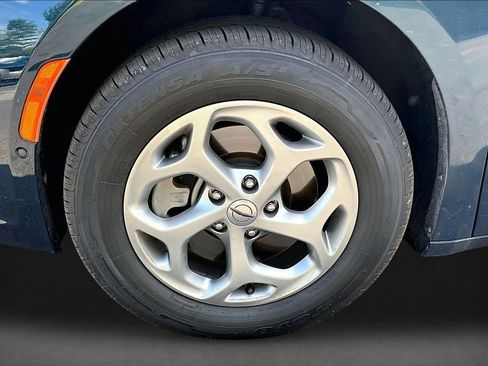 Used 2023 Chrysler Pacifica Limited w/ Uconnect Theater Family Group AWD/4WD image 32
