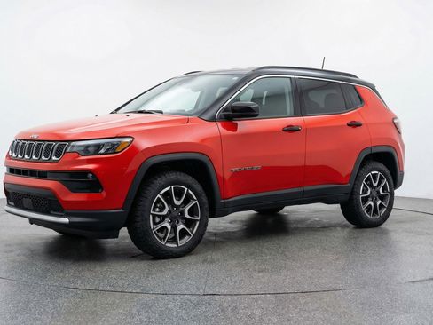Used 2025 Jeep Compass Trailhawk image 3
