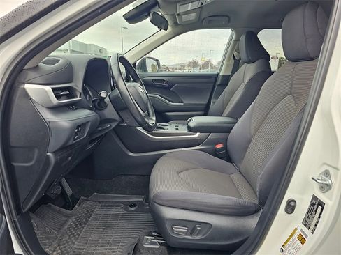 Used 2023 Toyota Highlander LE image 19