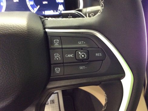 Used 2024 Jeep Grand Cherokee Limited image 25