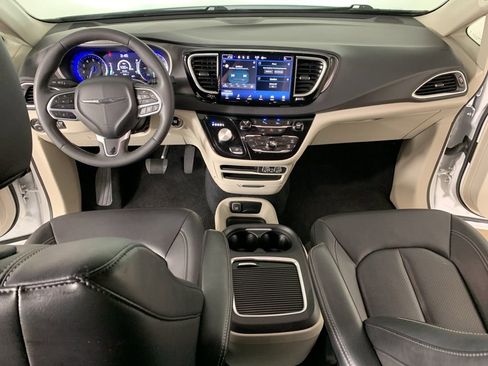 Used 2024 Chrysler Pacifica Touring-L image 35