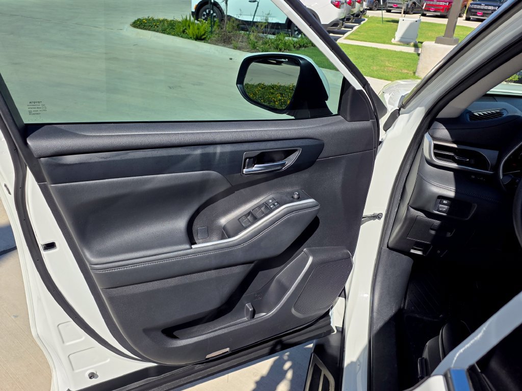 Used 2021 Toyota Highlander XLE FWD image 14