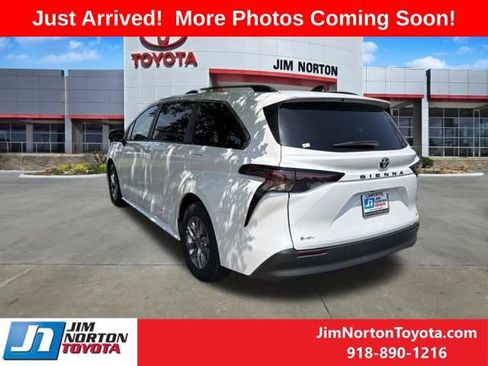 Used 2026 Toyota Sienna XLE FWD image 3