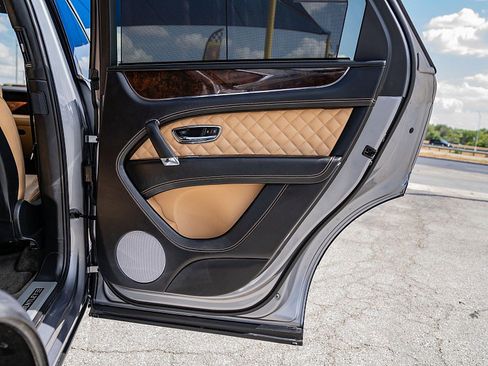 Used 2017 Bentley Bentayga image 18