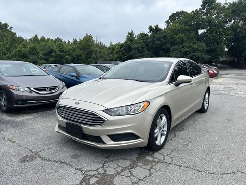 Used 2018 Ford Fusion SE FWD image 2