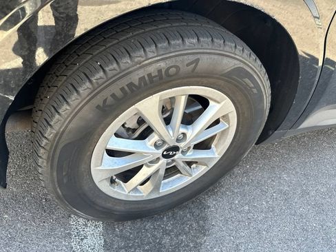 Used 2022 Kia Carnival LX FWD image 5