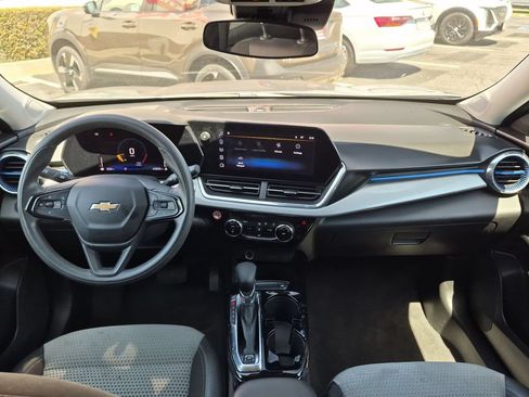 Used 2025 Chevrolet Trax LT FWD image 25