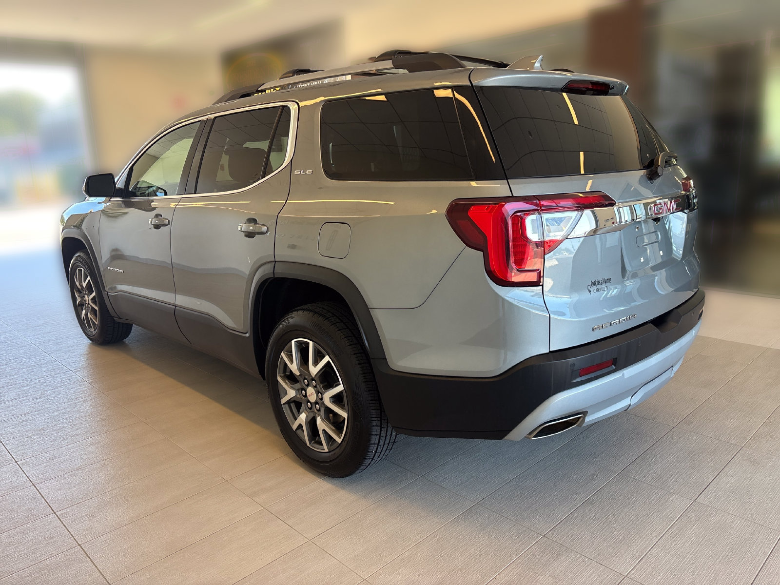 Used 2023 GMC Acadia SLE w/ Driver Convenience Package FWD image 3