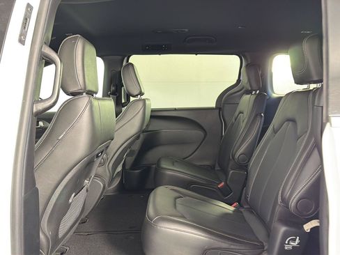 Used 2025 Chrysler Pacifica Select FWD image 16