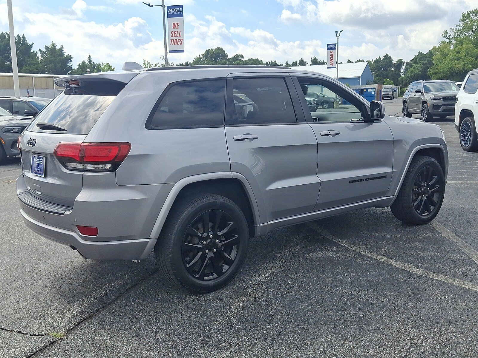 Used 2018 Jeep Grand Cherokee Altitude AWD/4WD image 6