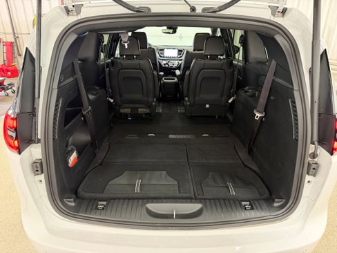Used 2025 Chrysler Pacifica Select FWD image 34