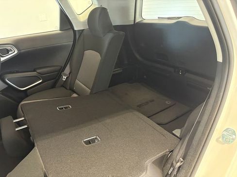 Used 2025 Kia Soul LX w/ LX Technology Package FWD image 9