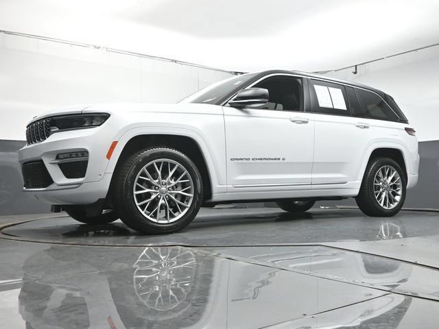 Used 2025 Jeep Grand Cherokee Summit AWD/4WD image 36