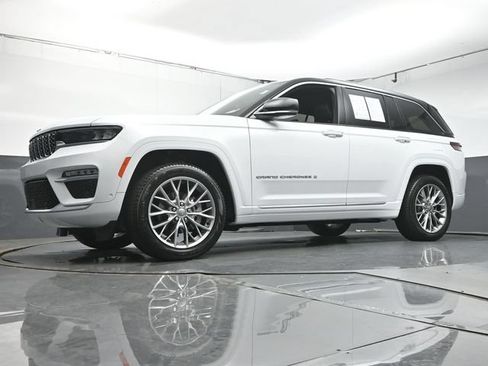 Used 2025 Jeep Grand Cherokee Summit AWD/4WD image 36