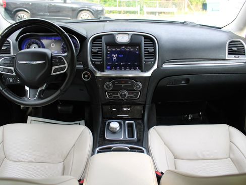 Used 2018 Chrysler 300 Limited image 11