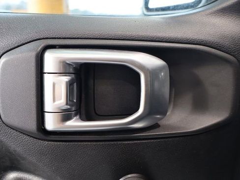 Used 2020 Jeep Gladiator Sport image 17