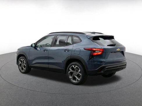 Used 2025 Chevrolet Trax LT FWD image 5