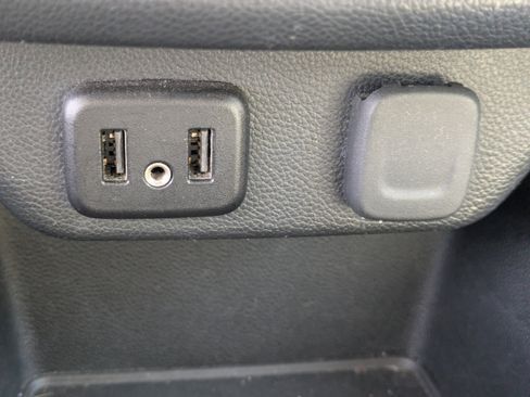 Used 2020 Chevrolet Traverse LT image 24