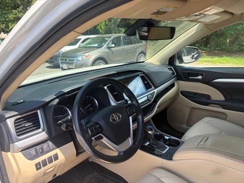 Used 2019 Toyota Highlander XLE AWD/4WD image 9