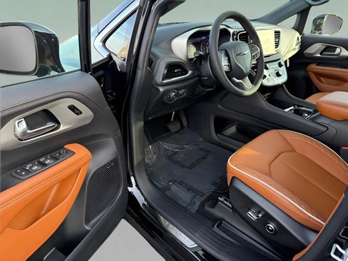 New 2026 Chrysler Pacifica Pinnacle w/ Trailer Tow Group image 16