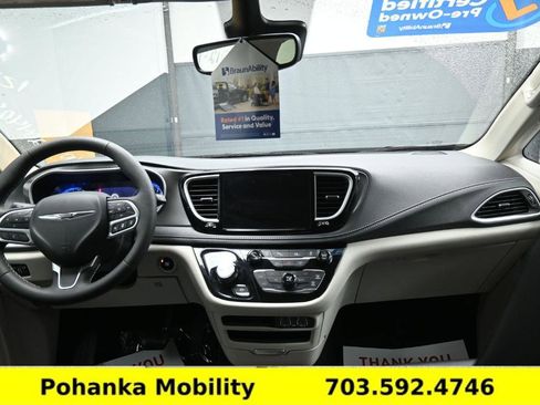Used 2024 Chrysler Pacifica Touring-L image 5