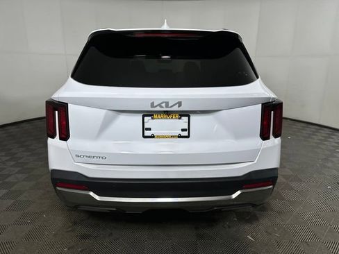 Used 2024 Kia Sorento S w/ Panoramic Sunroof Package image 4