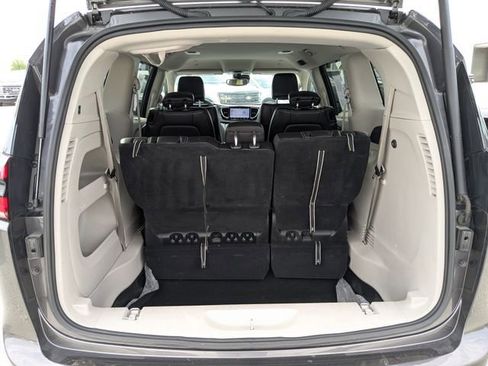 Used 2023 Chrysler Pacifica Touring-L FWD image 17