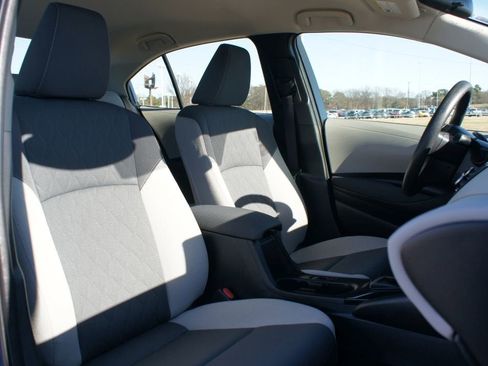 Used 2025 Toyota Corolla LE image 21