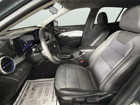 Used 2025 Chevrolet Trax LT image 17
