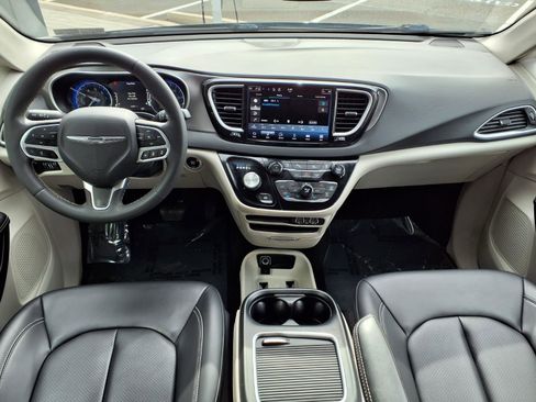 Used 2023 Chrysler Pacifica Touring-L image 14