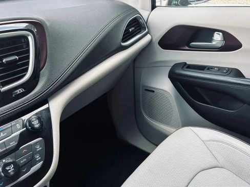 Used 2017 Chrysler Pacifica Limited FWD image 34