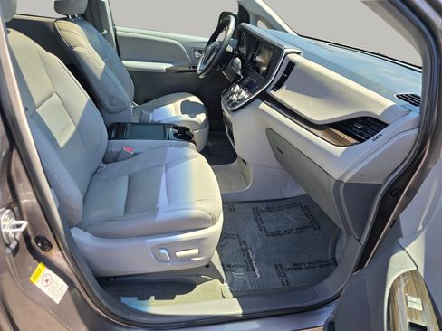 Used 2017 Toyota Sienna XLE Premium FWD image 34