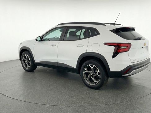 Used 2025 Chevrolet Trax LT w/ LT Convenience Package image 6