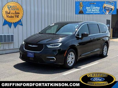Used 2025 Chrysler Pacifica Select