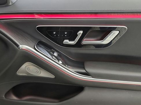 Used 2022 Mercedes-Benz S 500 4MATIC w/ AMG Line Package image 37