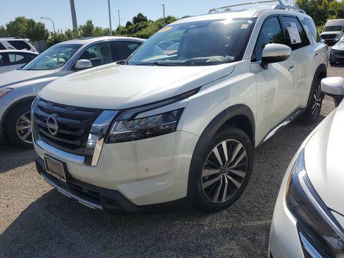 Certified 2024 Nissan Pathfinder Platinum w/ Cargo Package AWD/4WD image 5