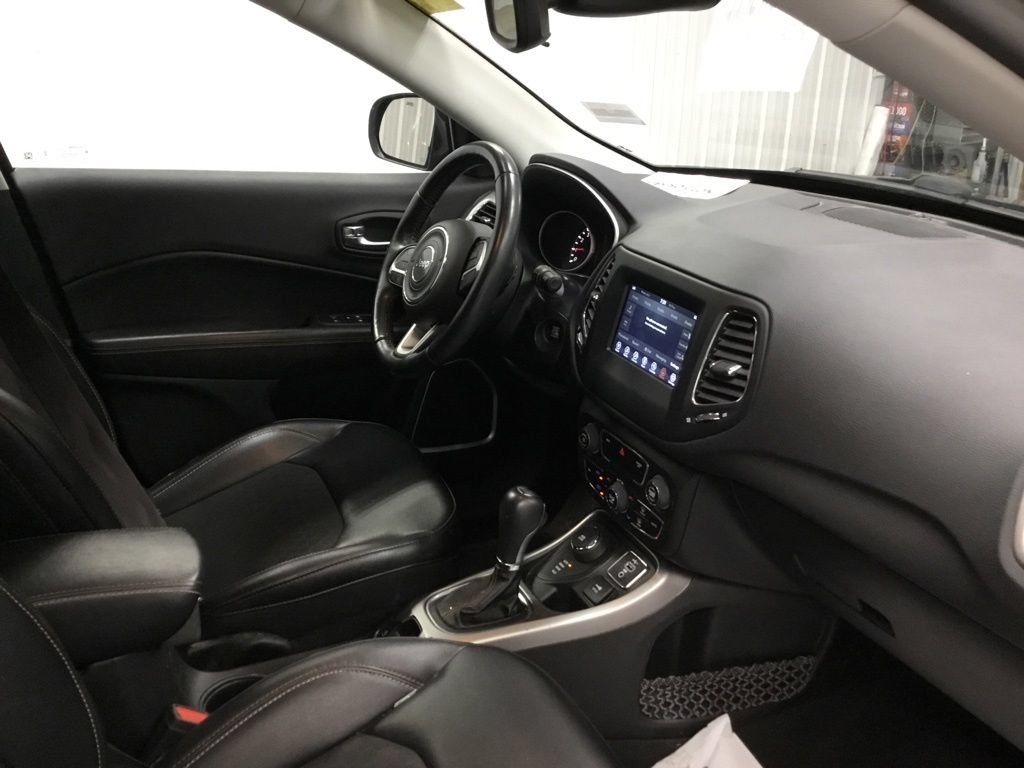 Used 2020 Jeep Compass Latitude w/ Cold Weather Group AWD/4WD image 39
